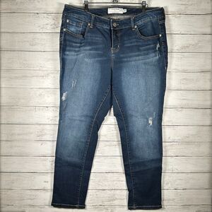 Torrid Straight Distressed Midrise Medium Wash Jeans 16S PRISTINE